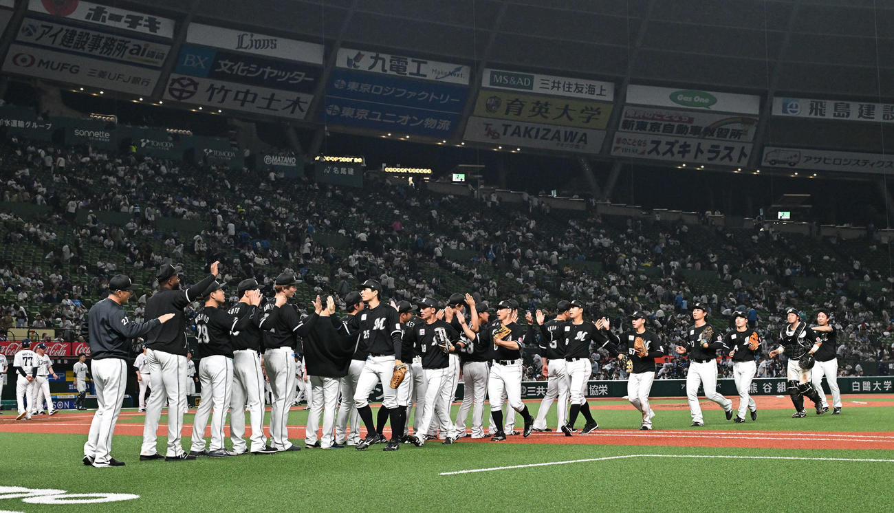 西武対ロッテ　試合に勝利しタッチをかわすロッテの選手たち（撮影・滝沢徹郎）