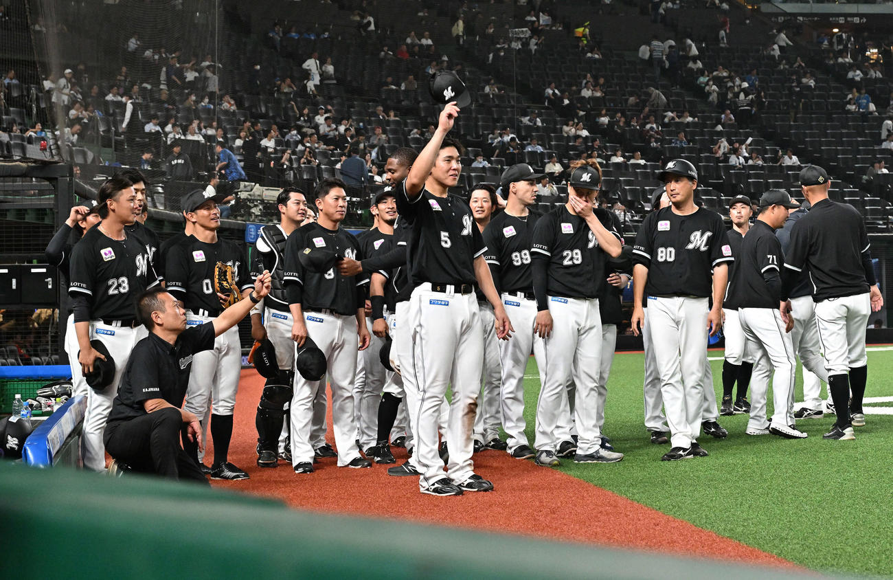西武対ロッテ　試合に勝利しファンにあいさつするロッテ安田（中央）ら選手たち（撮影・滝沢徹郎）