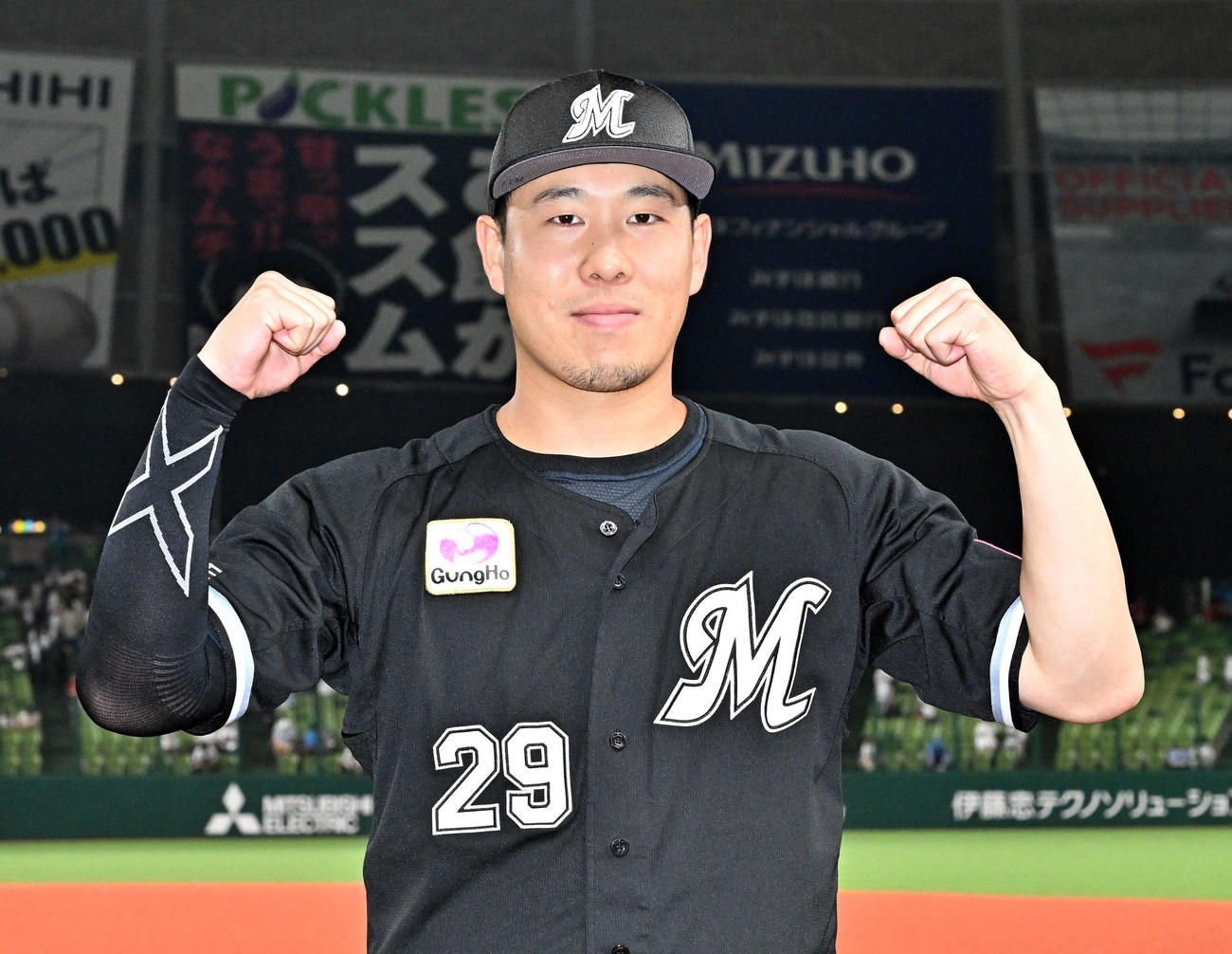 西武対ロッテ　ヒーローインタビューを終えポーズを決めるロッテ西野（撮影・滝沢徹郎）