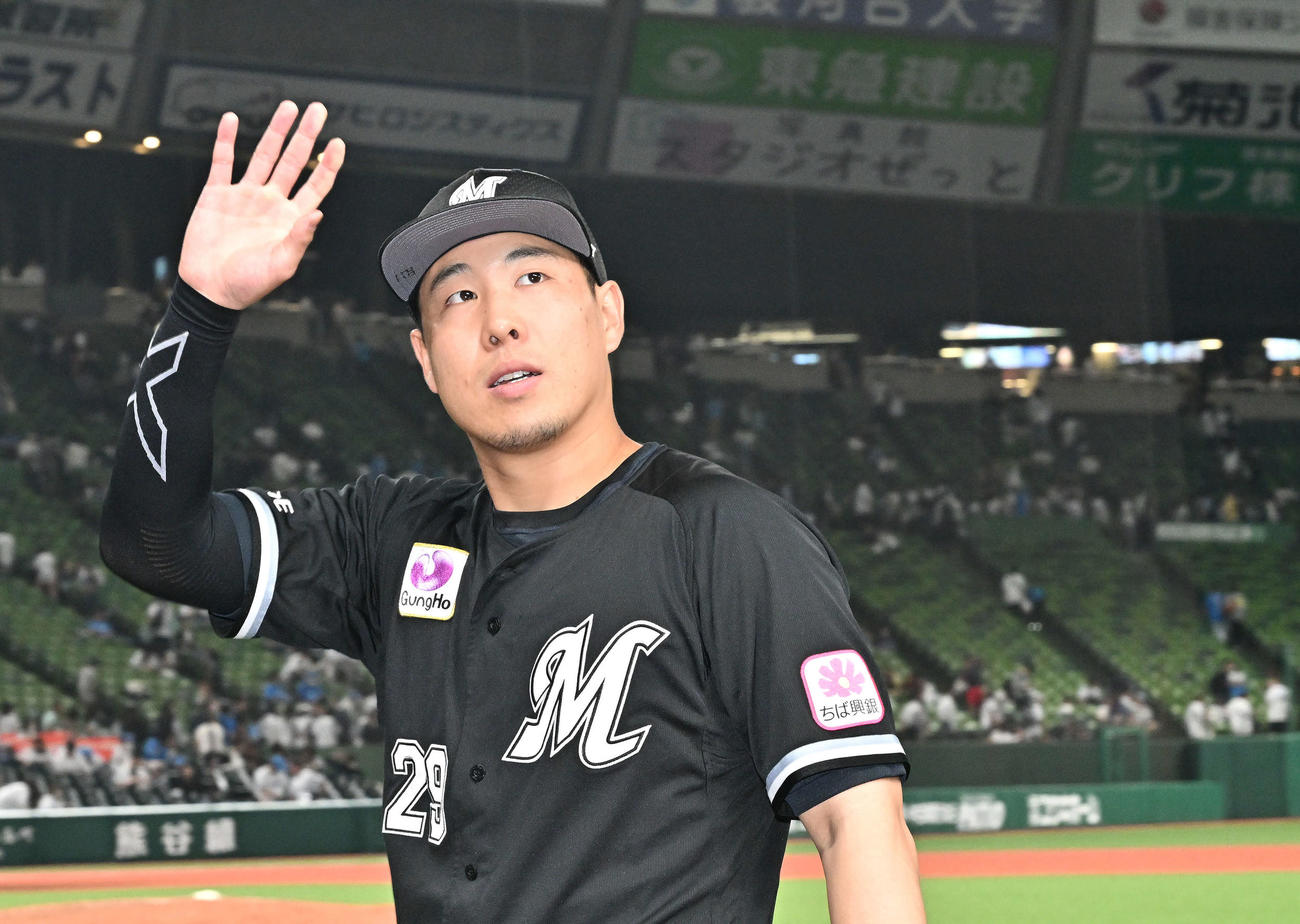 西武対ロッテ　ヒーローインタビューを終えロッテ西野はファンに手を振り引き上げる（撮影・滝沢徹郎）