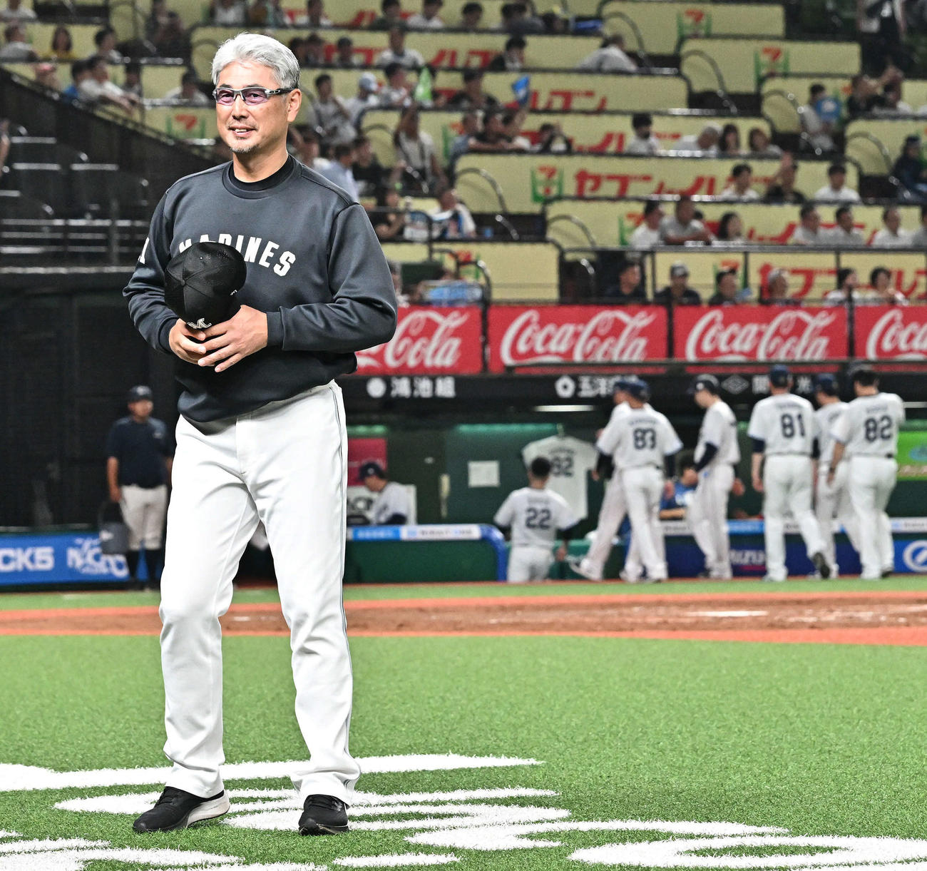 西武対ロッテ　試合に勝利し笑顔のロッテ吉井監督（撮影・滝沢徹郎）