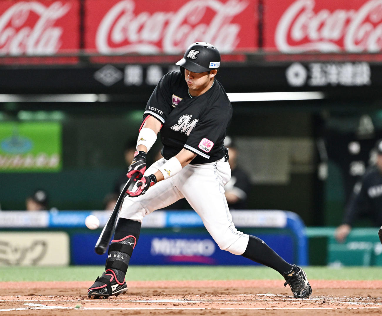 西武対ロッテ　1回表ロッテ1死二、三塁、佐藤は中前適時打を放つ（撮影・滝沢徹郎）