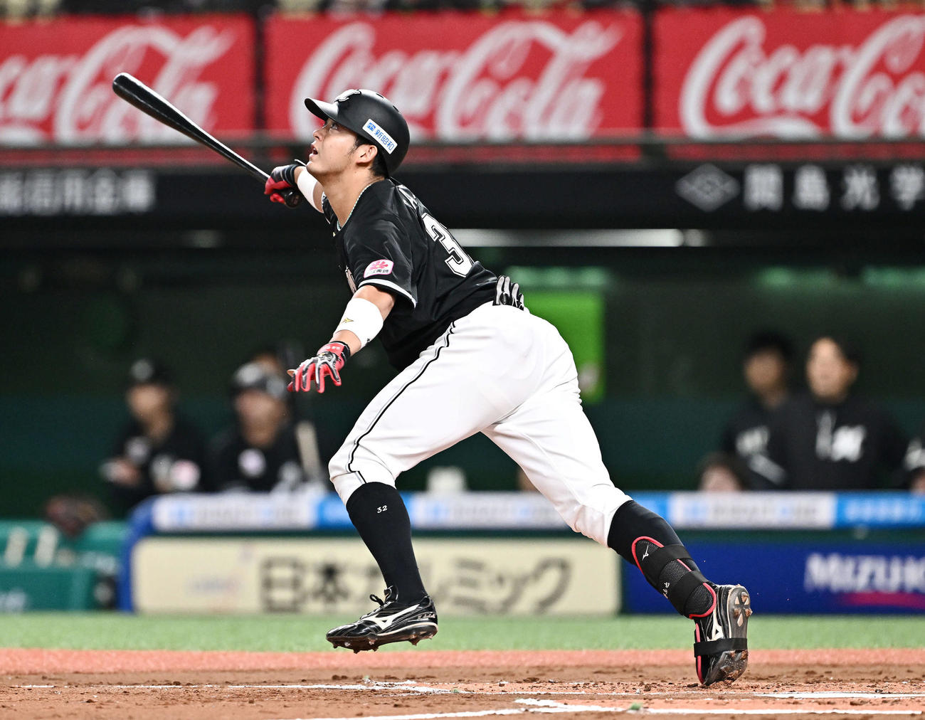 西武対ロッテ　1回表ロッテ1死二、三塁、佐藤は中前適時打を放つ（撮影・滝沢徹郎）