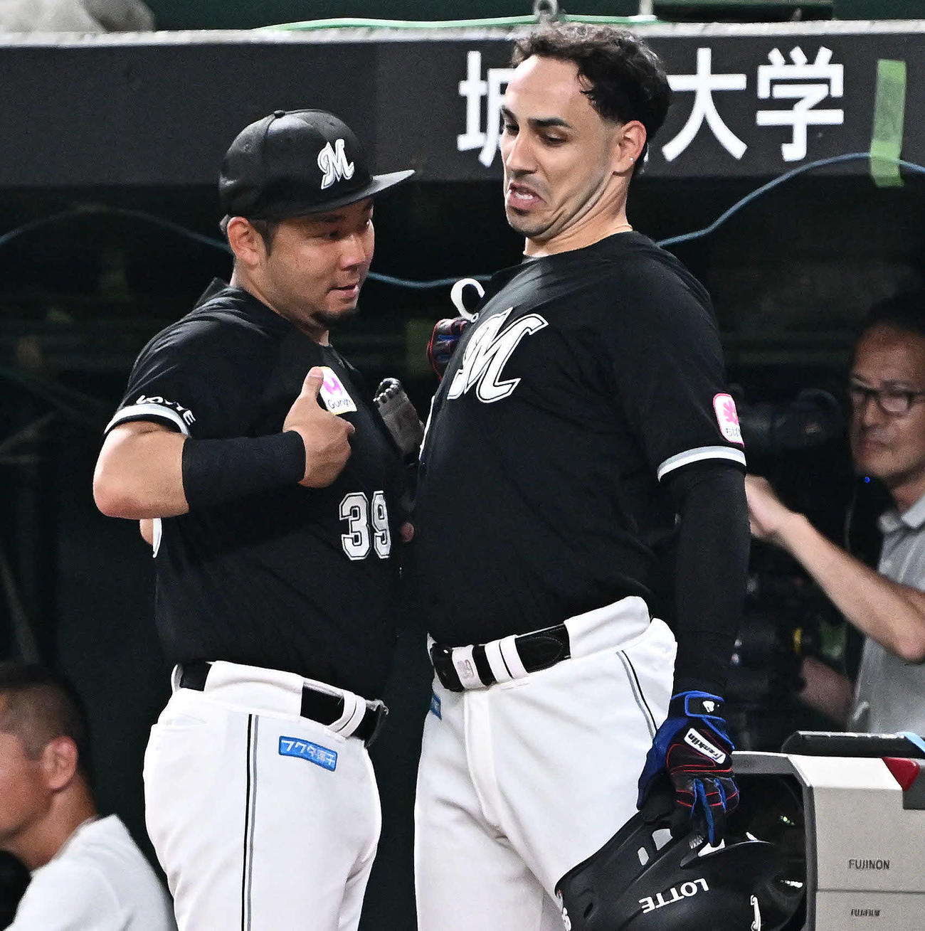 西武対ロッテ　1回表ロッテ1死満塁、中村奨の2点適時二塁打で生還したソト（右）は大下と祝う（撮影・滝沢徹郎）