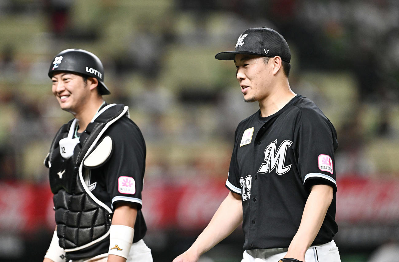 西武対ロッテ　3回裏西武2死三塁、蛭間を遊ゴロに打ち取り笑顔で引き揚げる西野（右）と佐藤（撮影・滝沢徹郎）