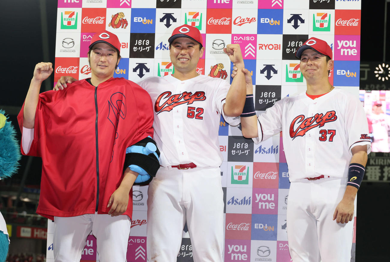 広島対阪神　お立ち台でポーズを決める、左から床田、末包、野間（撮影・加藤孝規）