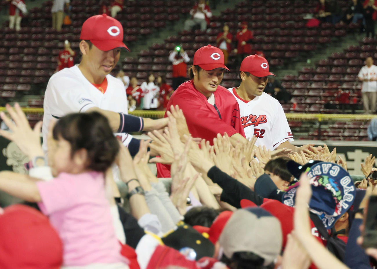 広島対阪神　阪神に勝ち、ファンとふれあう左から野間、床田、末包（撮影・加藤孝規）