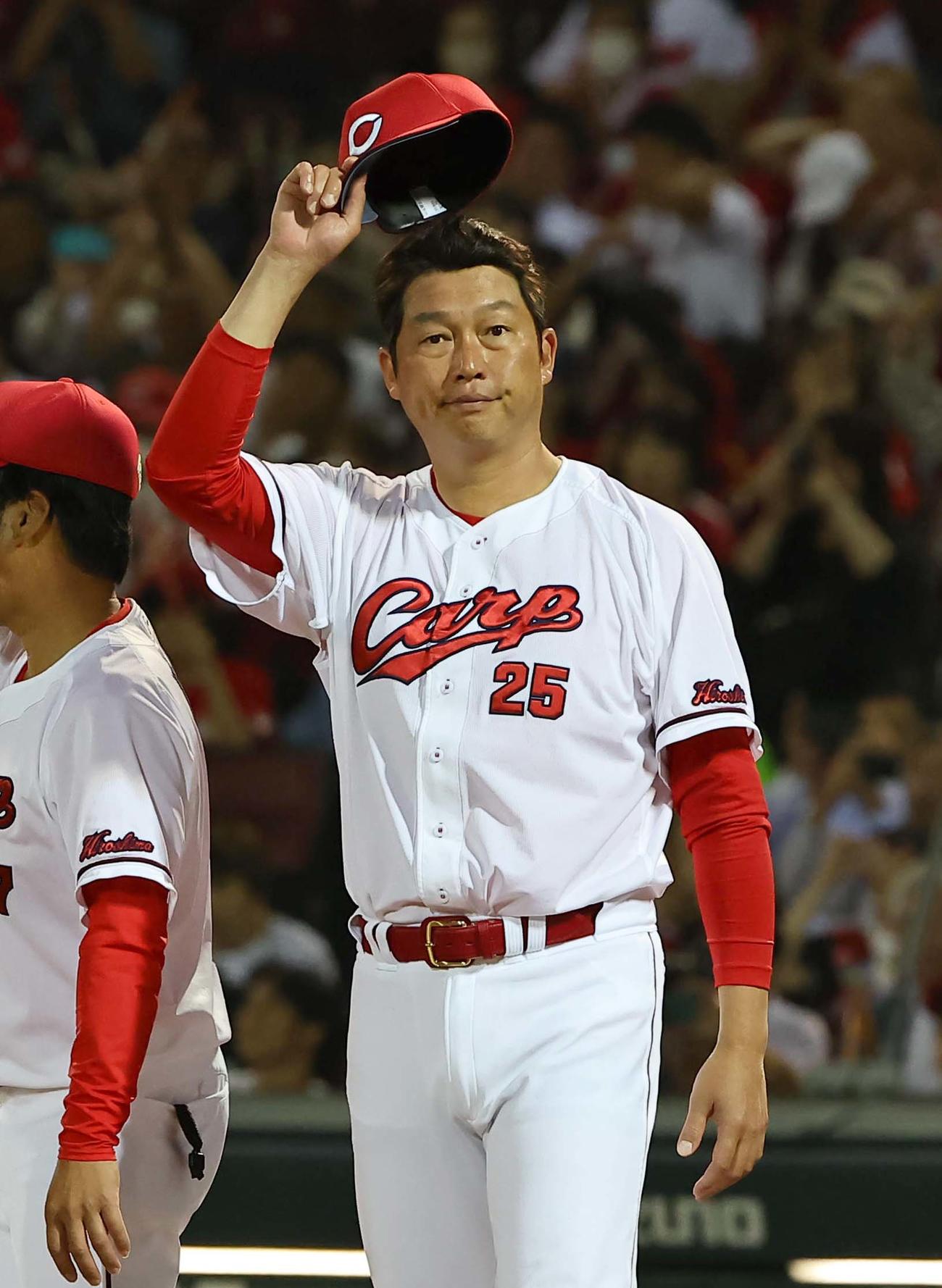 広島対阪神　阪神に勝利した新井監督（右）はファンの歓声に帽子を上げて応える（撮影・上田博志）