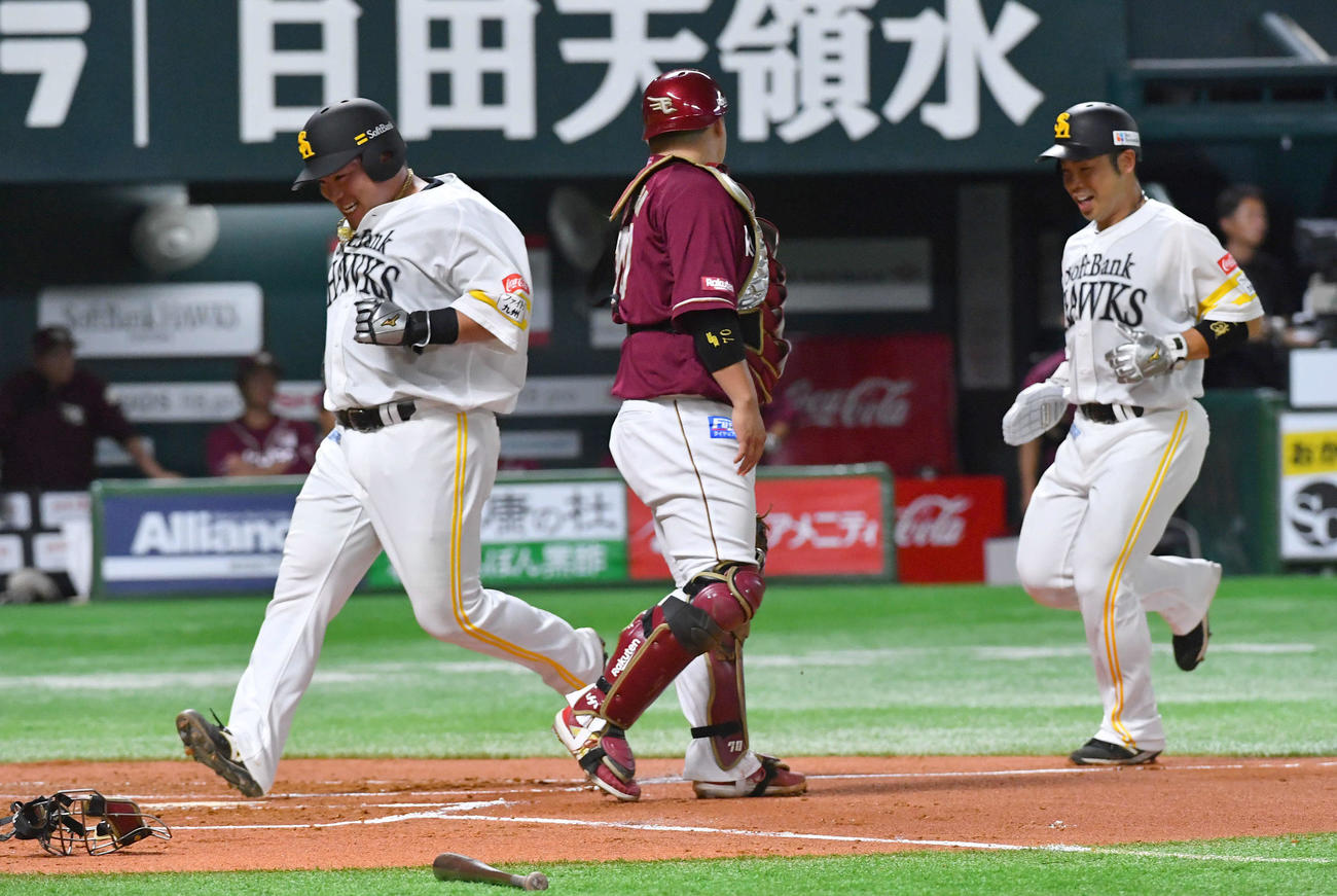 ソフトバンク対楽天　2回裏ソフトバンク無死一、二塁、栗原の先制中越え2点適時二塁打で生還する二塁走者の山川（左）と一塁走者の近藤（撮影・岩下翔太）