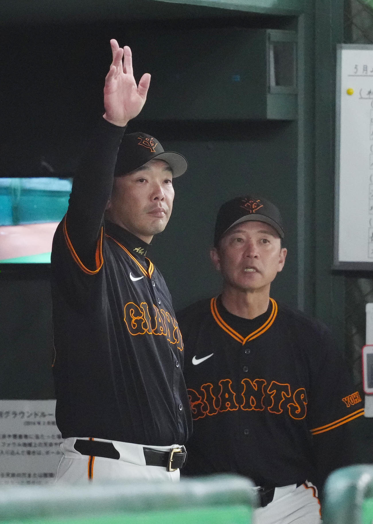 巨人対中日　7回裏、巨人丸に代走を送る阿部監督（左）（撮影・江口和貴）