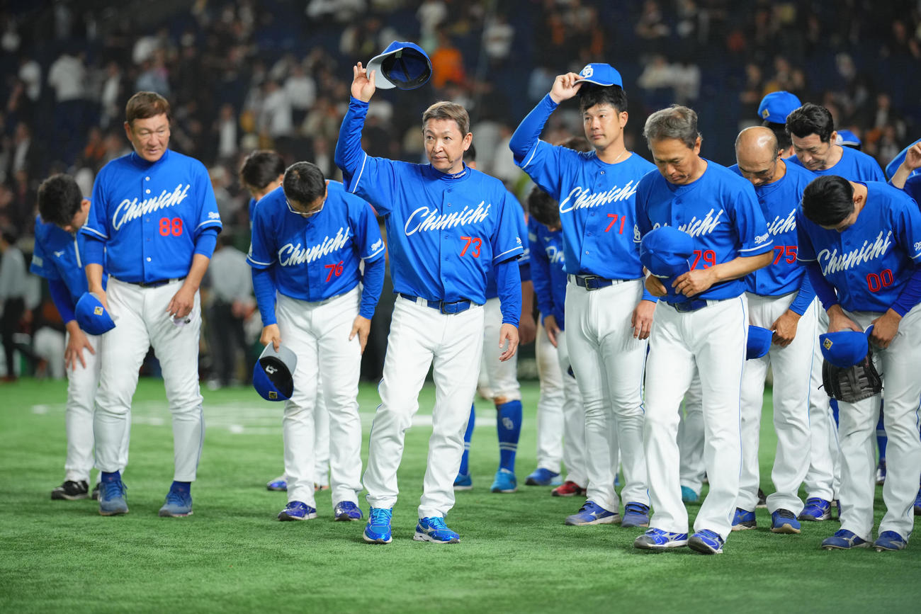 巨人対中日　巨人と引き分けスタンドにあいさつする中日立浪監督（左から3人目）ら（撮影・垰建太）