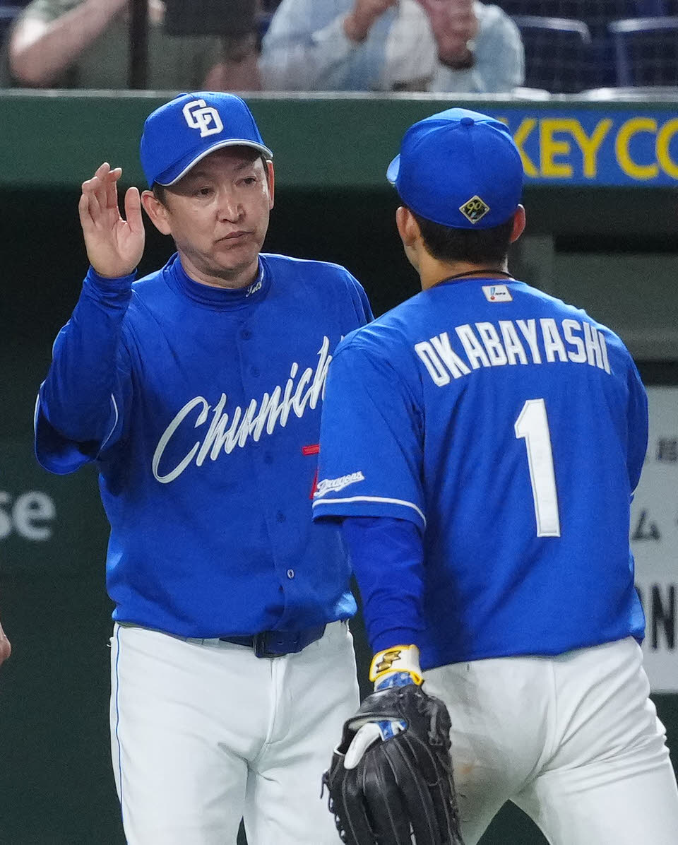 巨人対中日　試合後、中日岡林（右）らを出迎える立浪監督（撮影・江口和貴）