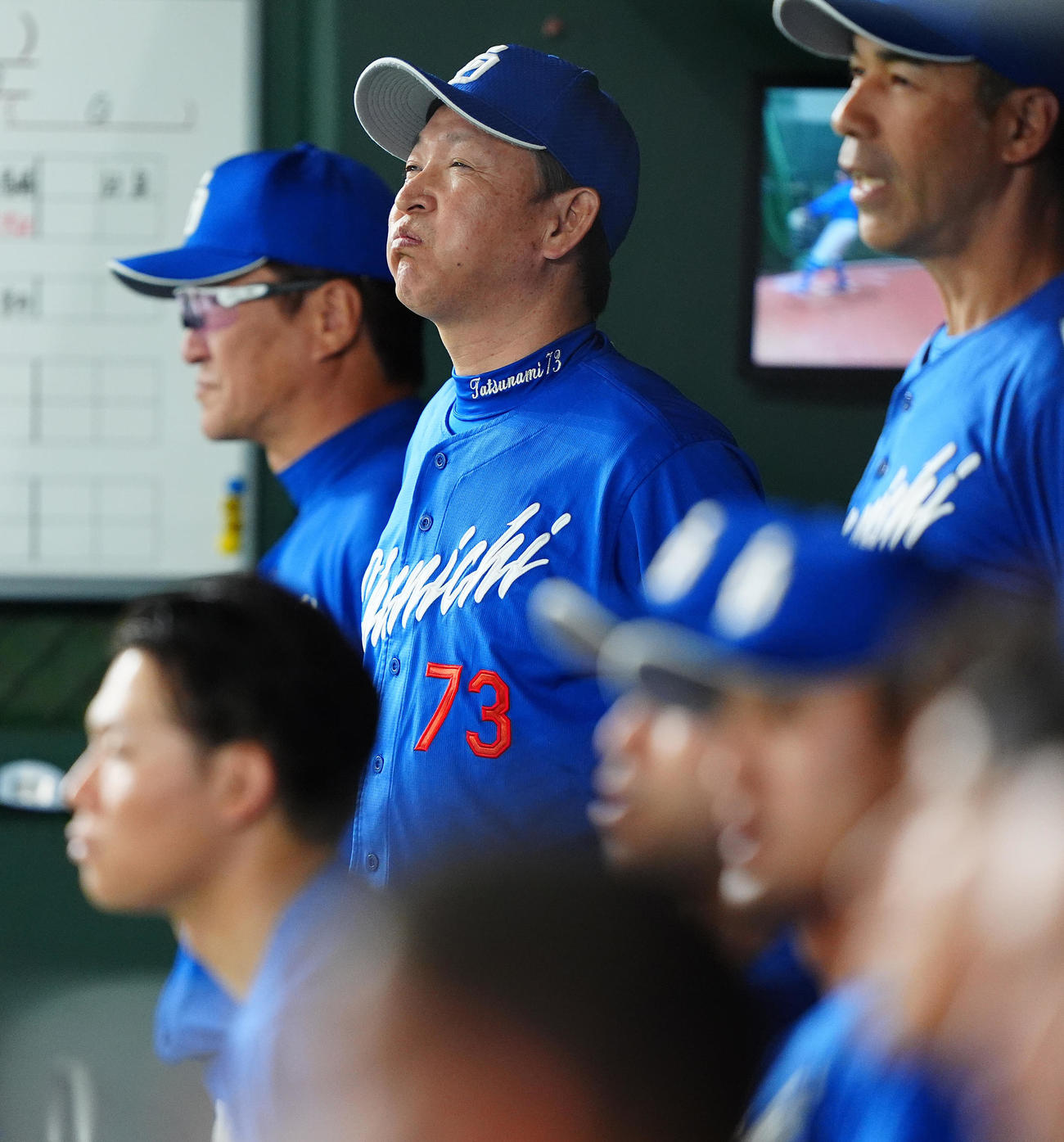 巨人対中日　10回表ベンチで渋い表情の中日立浪監督（中央）（撮影・垰建太）