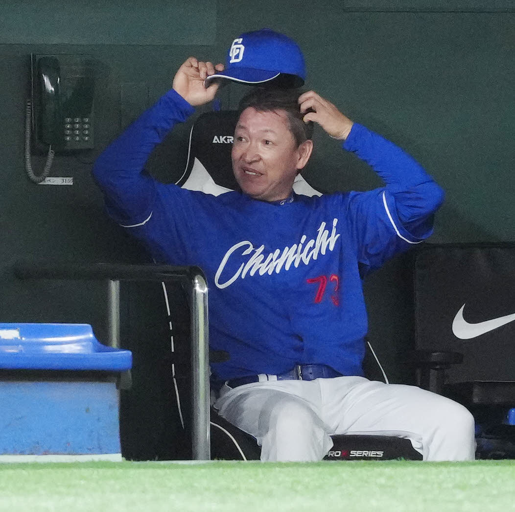 巨人対中日　11回表開始をベンチで待つ中日立浪監督（撮影・江口和貴）