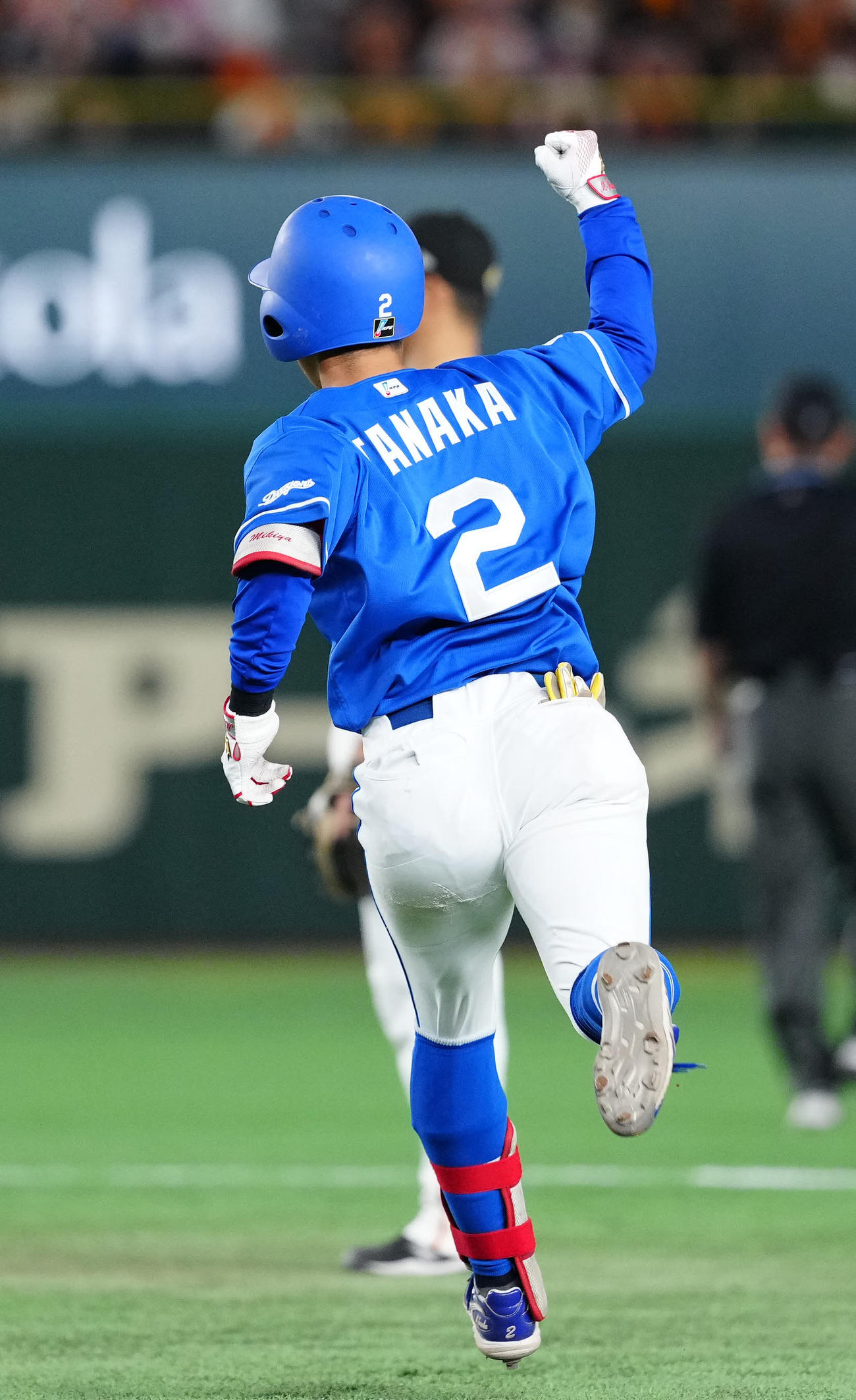 巨人対中日　7回表中日1死、プロ初となる先制ソロ本塁打を放ちガッツポーズの田中（撮影・江口和貴）