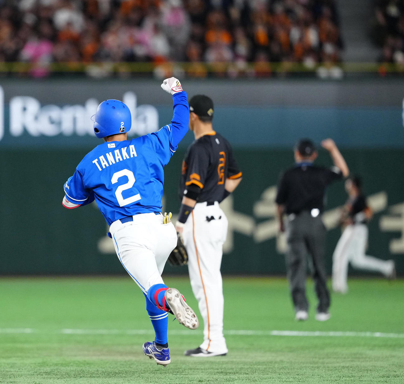 巨人対中日　7回表中日1死、プロ初となる先制ソロ本塁打を放ちガッツポーズの田中（撮影・江口和貴）