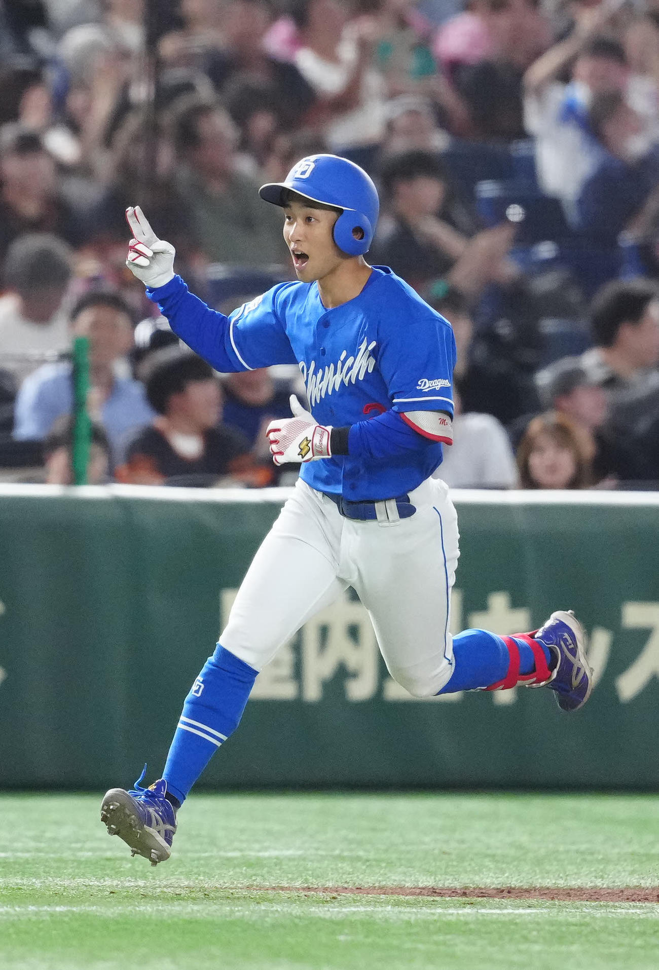 巨人対中日　7回表中日1死、プロ初となる先制ソロ本塁打を放ちダイヤモンドを1周する田中（撮影・江口和貴）