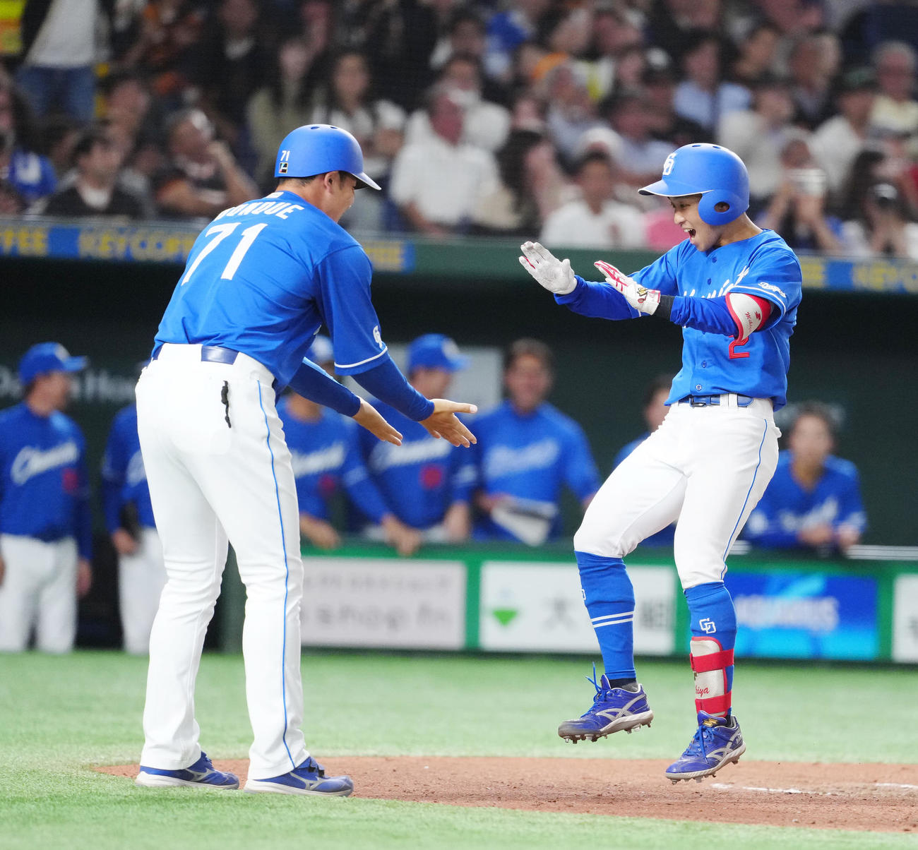 巨人対中日　7回表中日1死、プロ初となる先制ソロ本塁打を放ち生還した田中（右）（撮影・江口和貴）