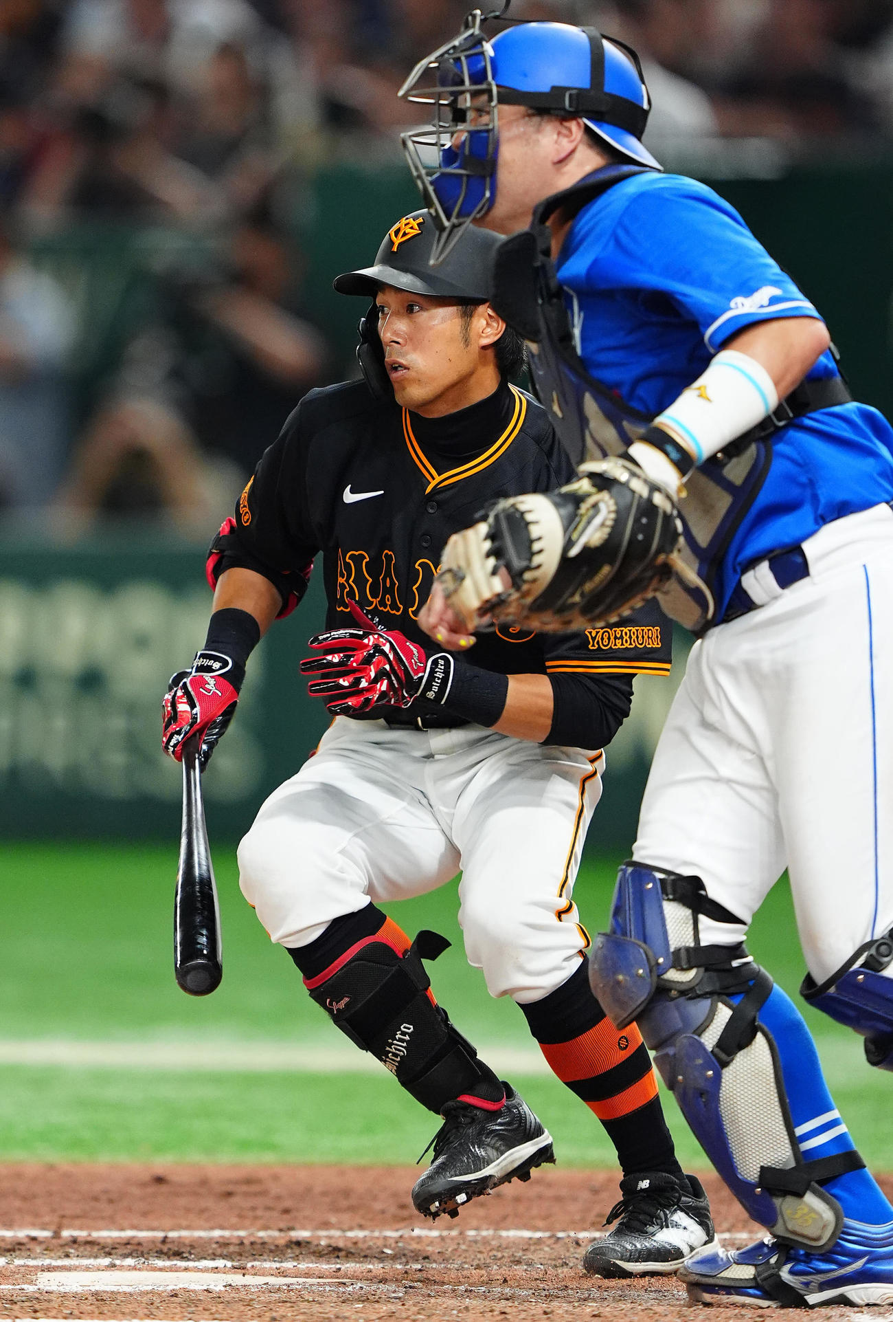 巨人対中日　7回裏巨人無死二塁、犠打を決める立岡（撮影・垰建太）