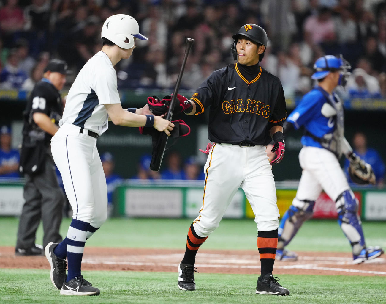 巨人対中日　5回裏巨人1死二塁、四球を選んだ立岡（撮影・江口和貴）