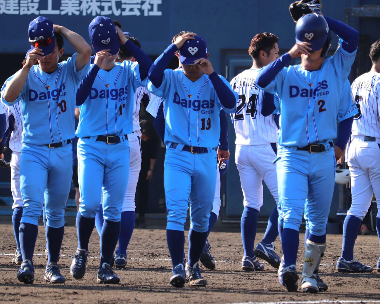 都市対抗二次予選のニチダイ戦に登板した大阪ガスの本間悠貴投手（22＝天理大、写真中央）
