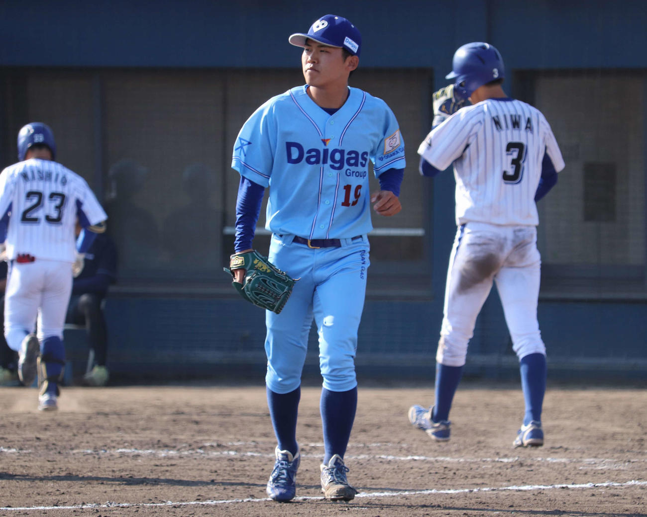 都市対抗二次予選のニチダイ戦に登板した大阪ガスの本間悠貴投手（22＝天理大、写真中央）