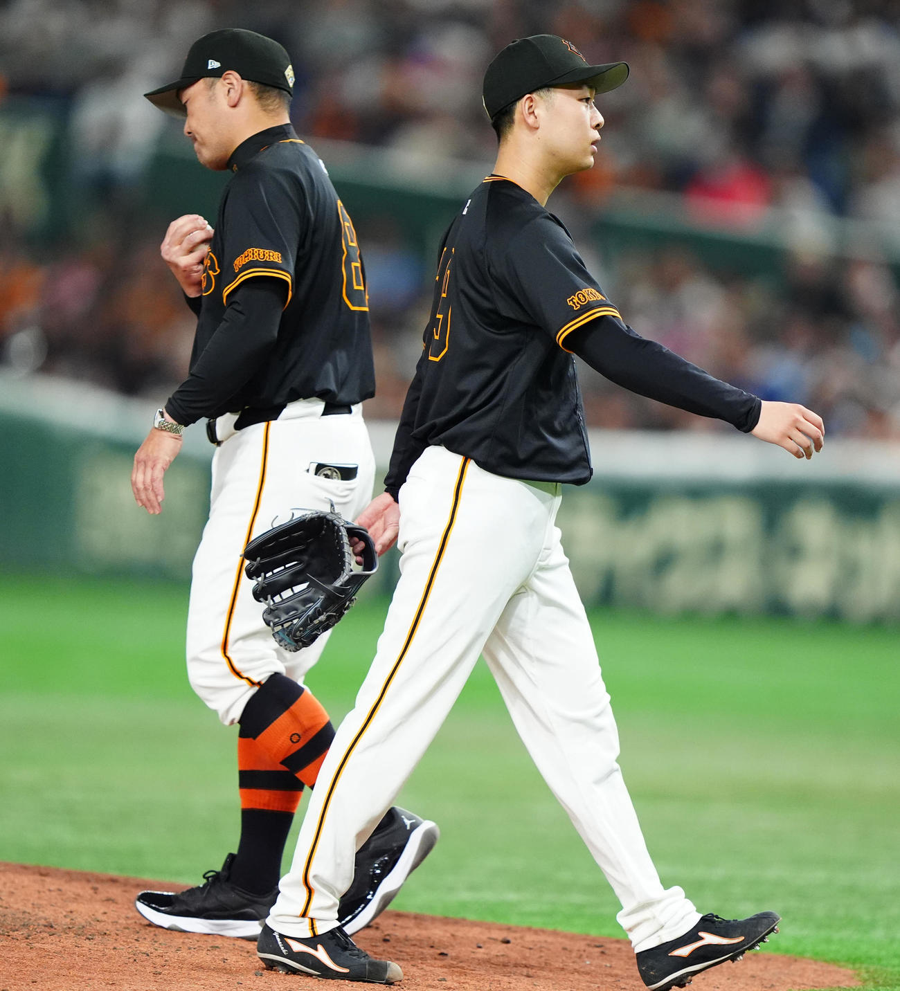 巨人対中日　8回表中日2死一、二塁、阿部監督（左）に降板を告げられマウンドを降りる山崎伊（撮影・垰建太）
