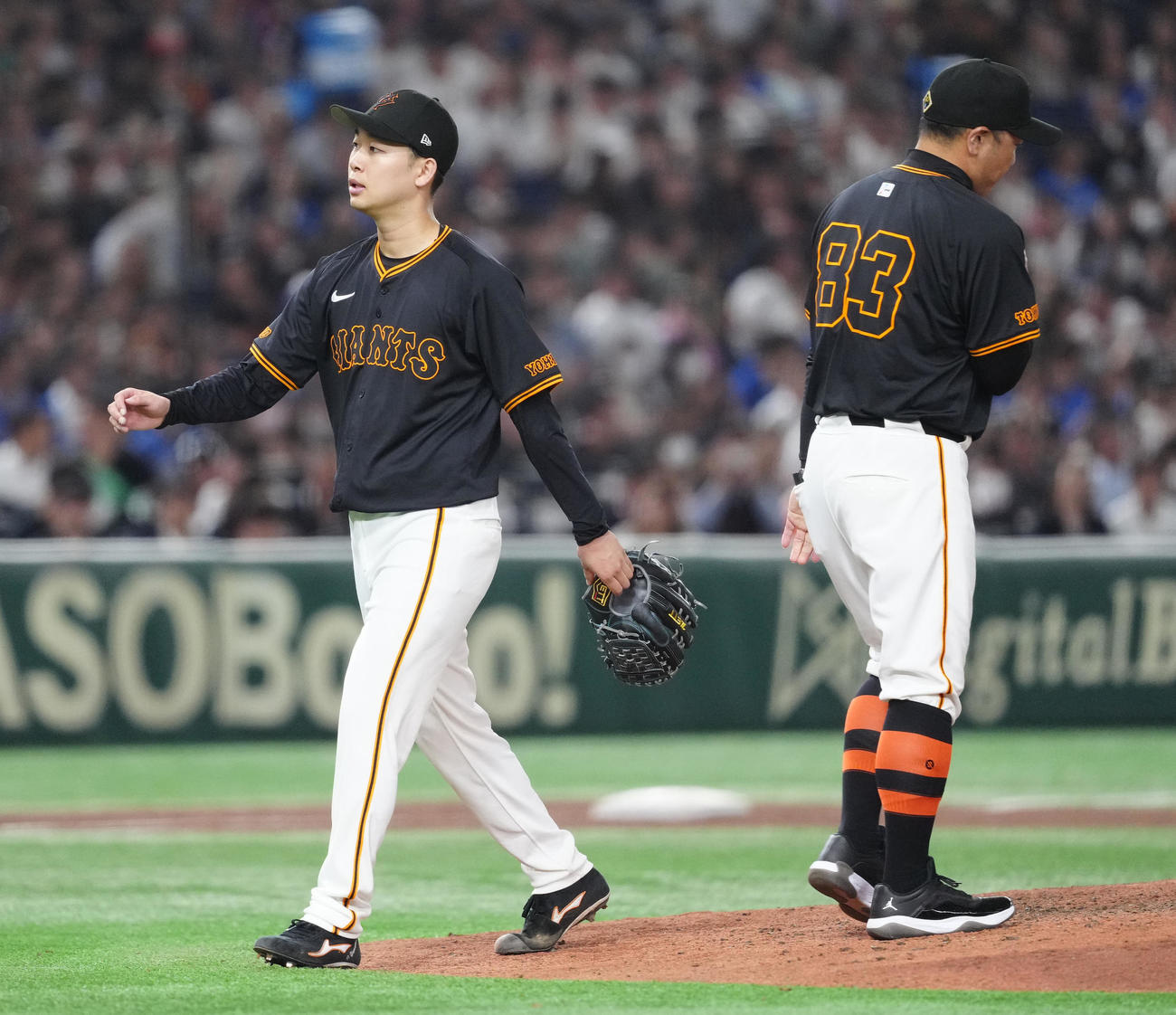 巨人対中日　8回表途中、降板する巨人先発の山崎伊（左）。右は阿部監督（撮影・江口和貴）