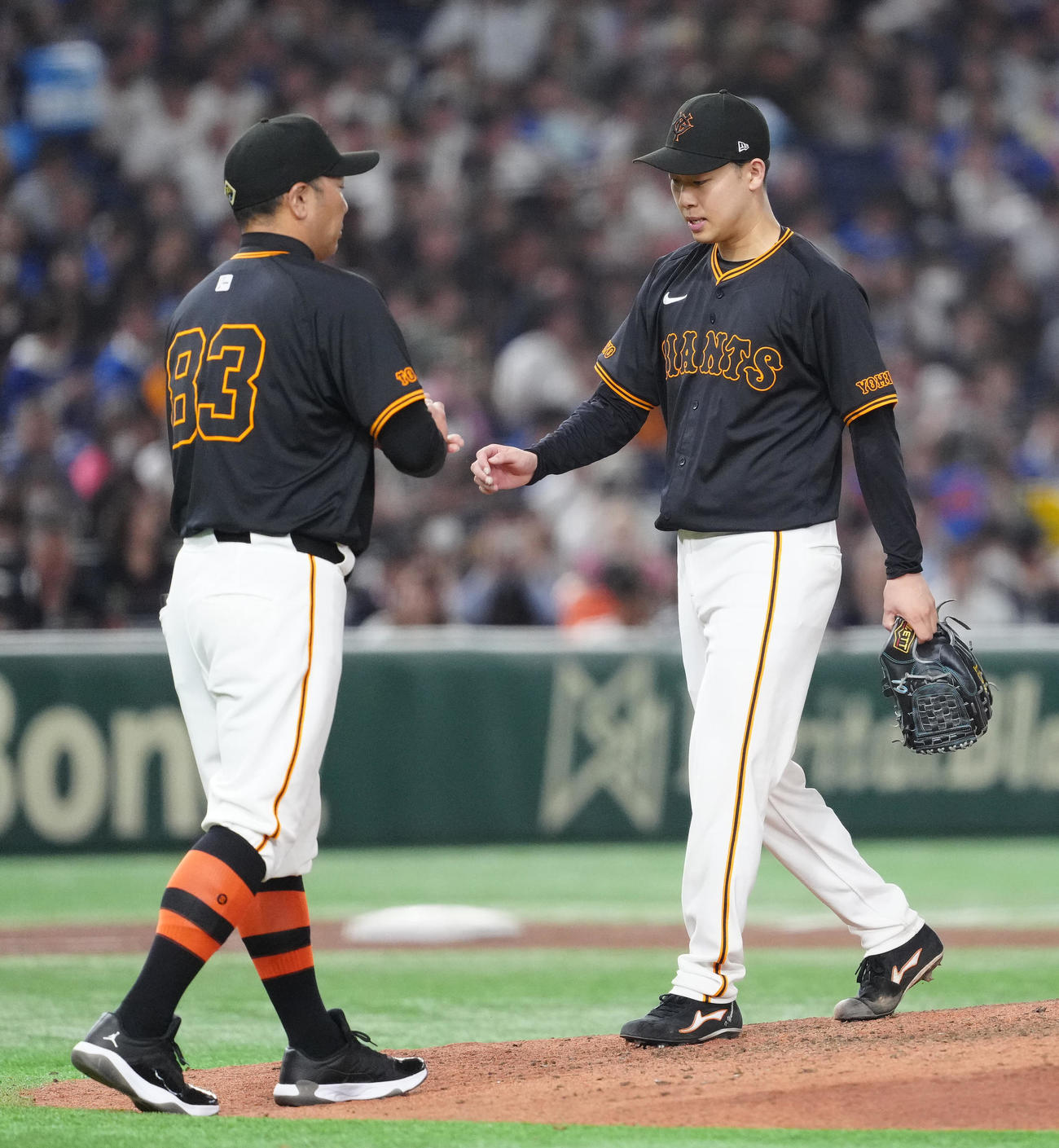 巨人対中日　8回表途中、降板する巨人先発の山崎伊（右）。左は阿部監督（撮影・江口和貴）