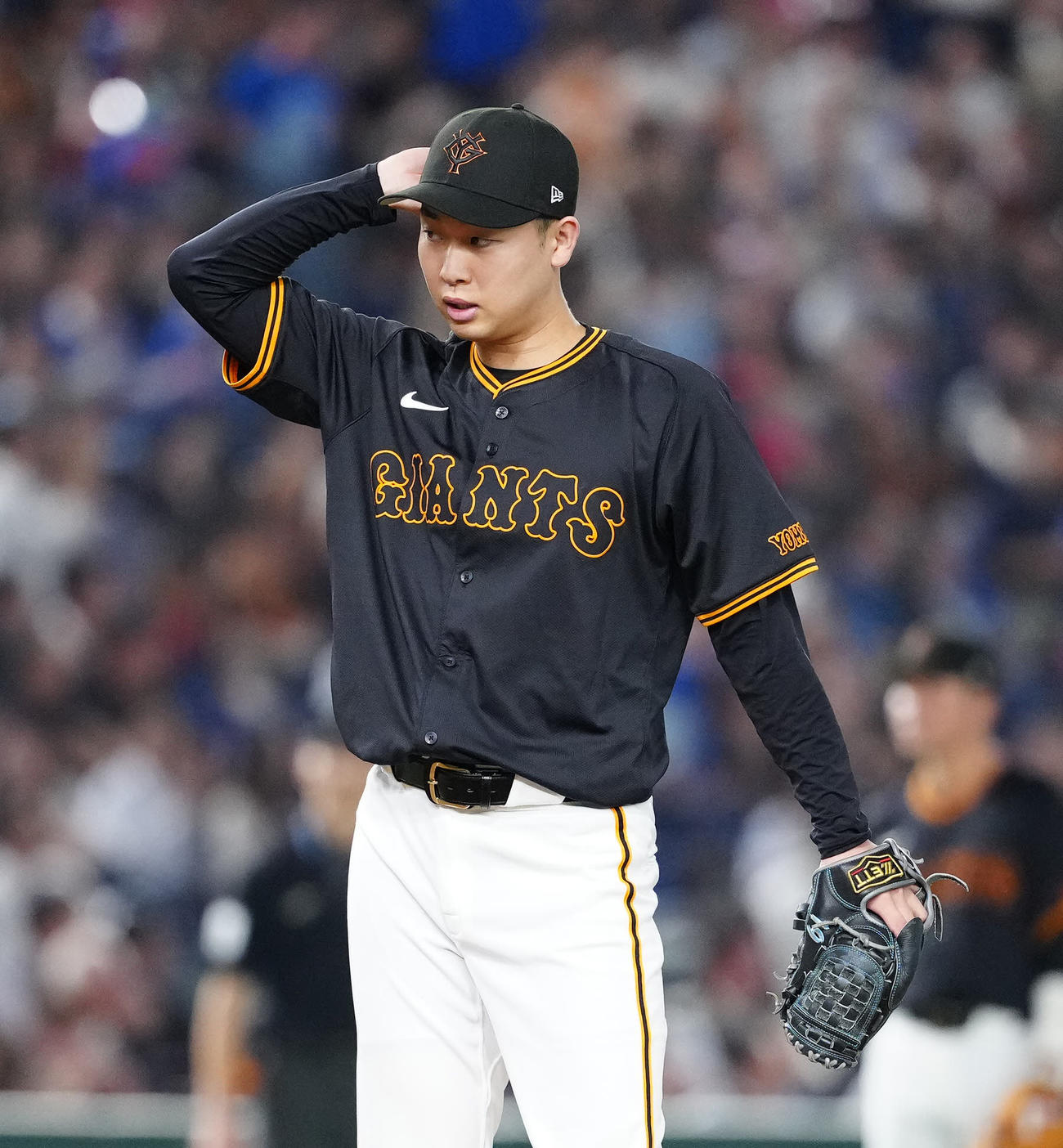 巨人対中日　7回表中日1死、田中に先制ソロ本塁打を浴びた山崎伊（撮影・江口和貴）