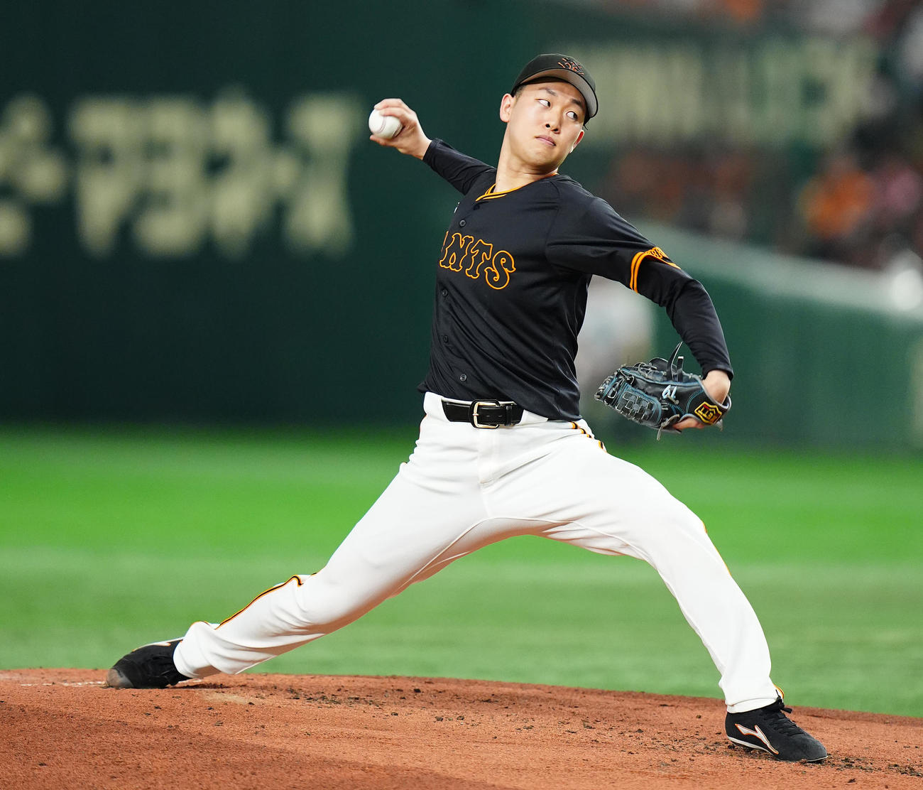 巨人対中日　力投する巨人先発の山崎伊（撮影・垰建太）