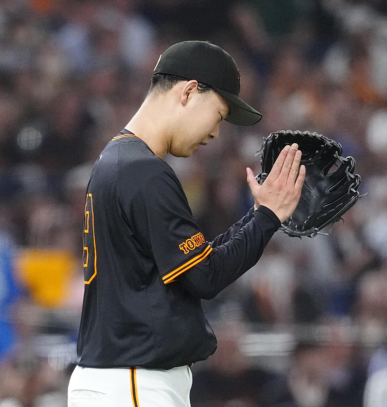 巨人対中日　3回表中日2死一、三塁、上林を二ゴロに仕留めた山崎伊（撮影・江口和貴）