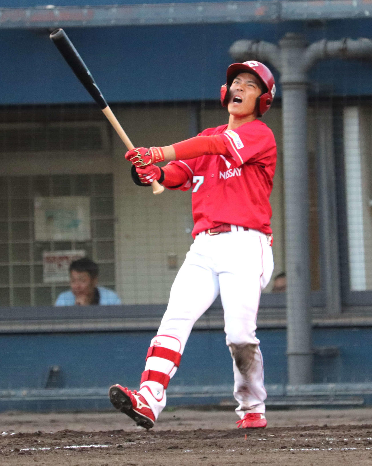 都市対抗二次予選のOBC高島戦で、苦い表情を浮かべる日本生命の松本渉外野手（23＝東洋大）