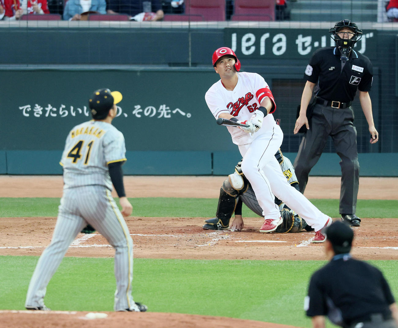 広島対阪神　3回裏広島無死一、三塁、末包は中越え3点本塁打を放つ。投手は村上（撮影・加藤哉）