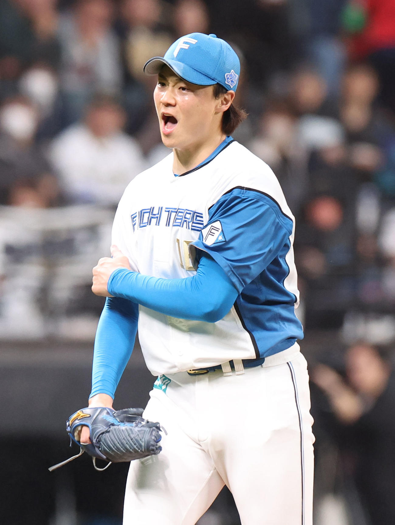 日本ハム対オリックス　5回表を無失点に抑えグラブをたたく山崎（撮影・佐藤翔太）