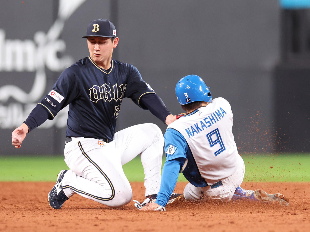 日本ハム対オリックス　3回裏日本ハム1死一塁、中島は盗塁を決める（撮影・佐藤翔太）