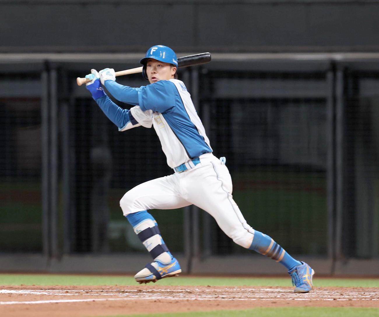 日本ハム対オリックス　3回裏日本ハム1死三塁、左前適時打を放つ中島（撮影・黒川智章）
