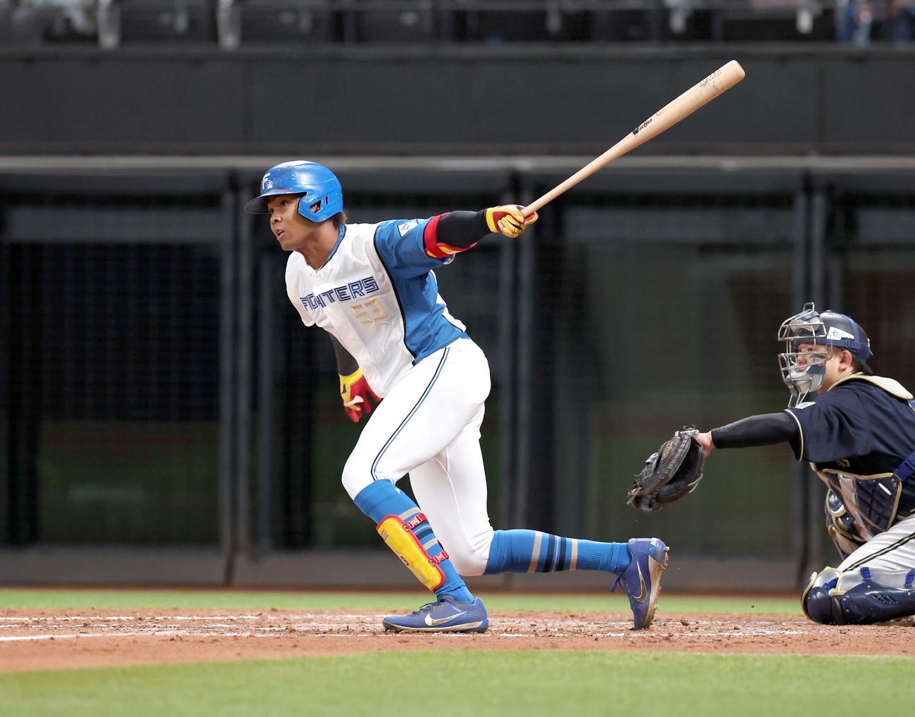 日本ハム対オリックス　3回裏日本ハム2死一、二塁、左前適時打を放つ水谷（撮影・黒川智章）