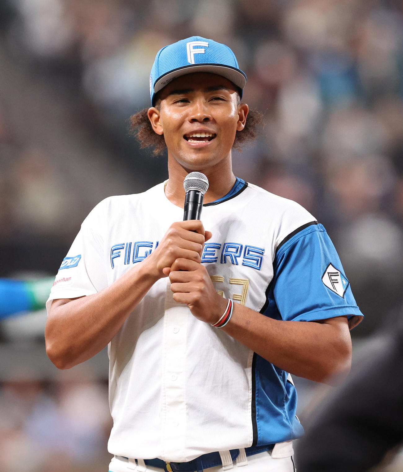 日本ハム対オリックス　一丁締めを務める日本ハム水谷（撮影・佐藤翔太）