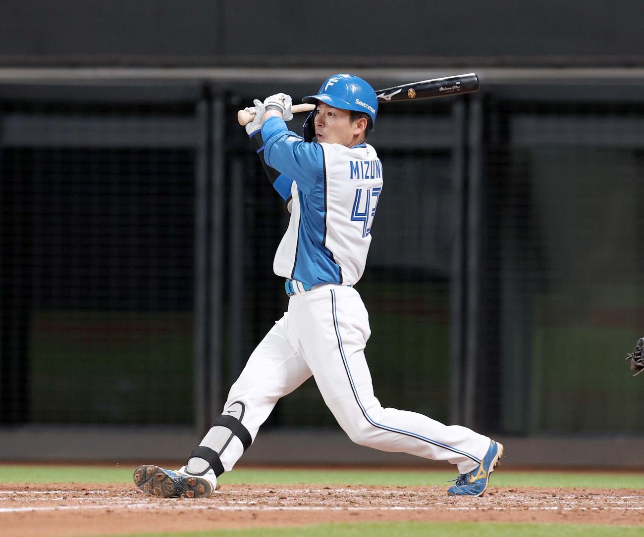 日本ハム対オリックス　4回裏日本ハム1死一塁、左中間に2点本塁打を放つ水野（撮影・黒川智章）
