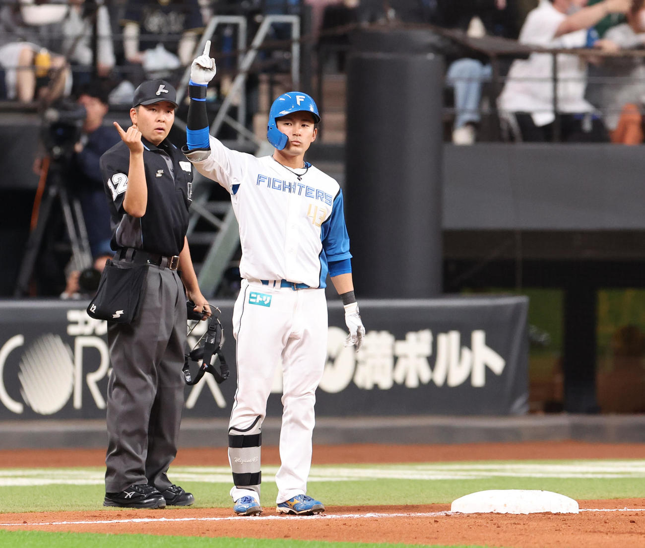日本ハム対オリックス　4回裏日本ハム1死一塁、水野は左越え2点本塁打を放つも気づかず三塁上でポーズをとる（撮影・佐藤翔太）