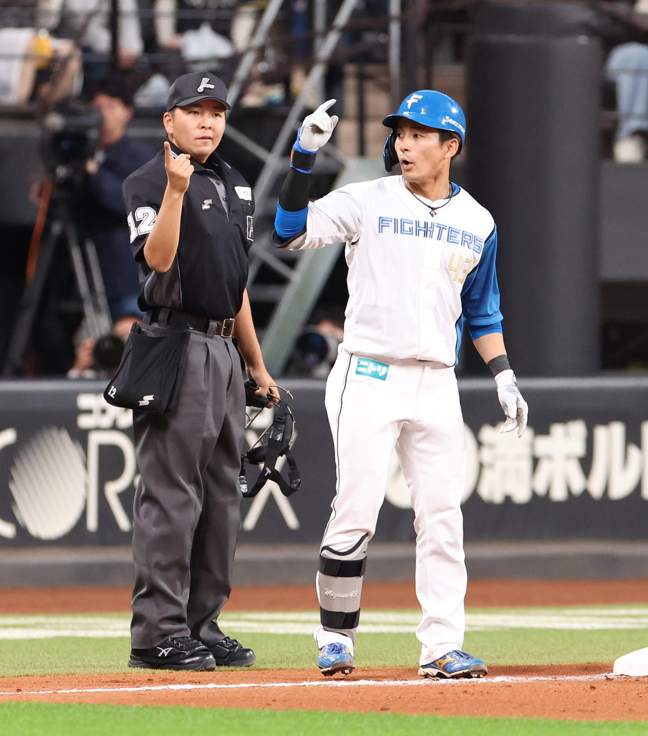 日本ハム対オリックス　4回裏日本ハム1死一塁、水野は左越え2点本塁打を放ったことに気づかず驚いた表情を見せる（撮影・佐藤翔太）