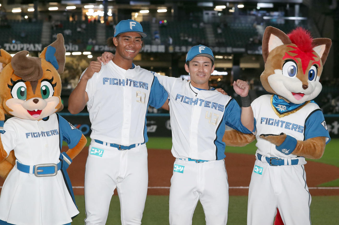 日本ハム対オリックス　試合終了後、フォトセッションをする日本ハム水谷（左）と水野（撮影・佐藤翔太）