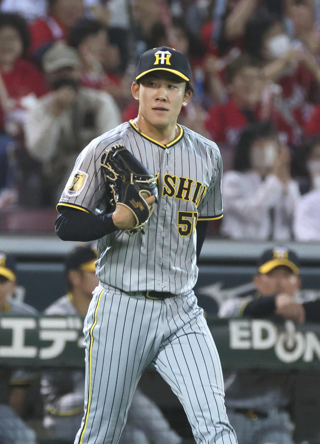 広島対阪神　6回裏広島2死一塁、野間に右中間越え適時三塁打を浴びた富田（撮影・加藤孝規）