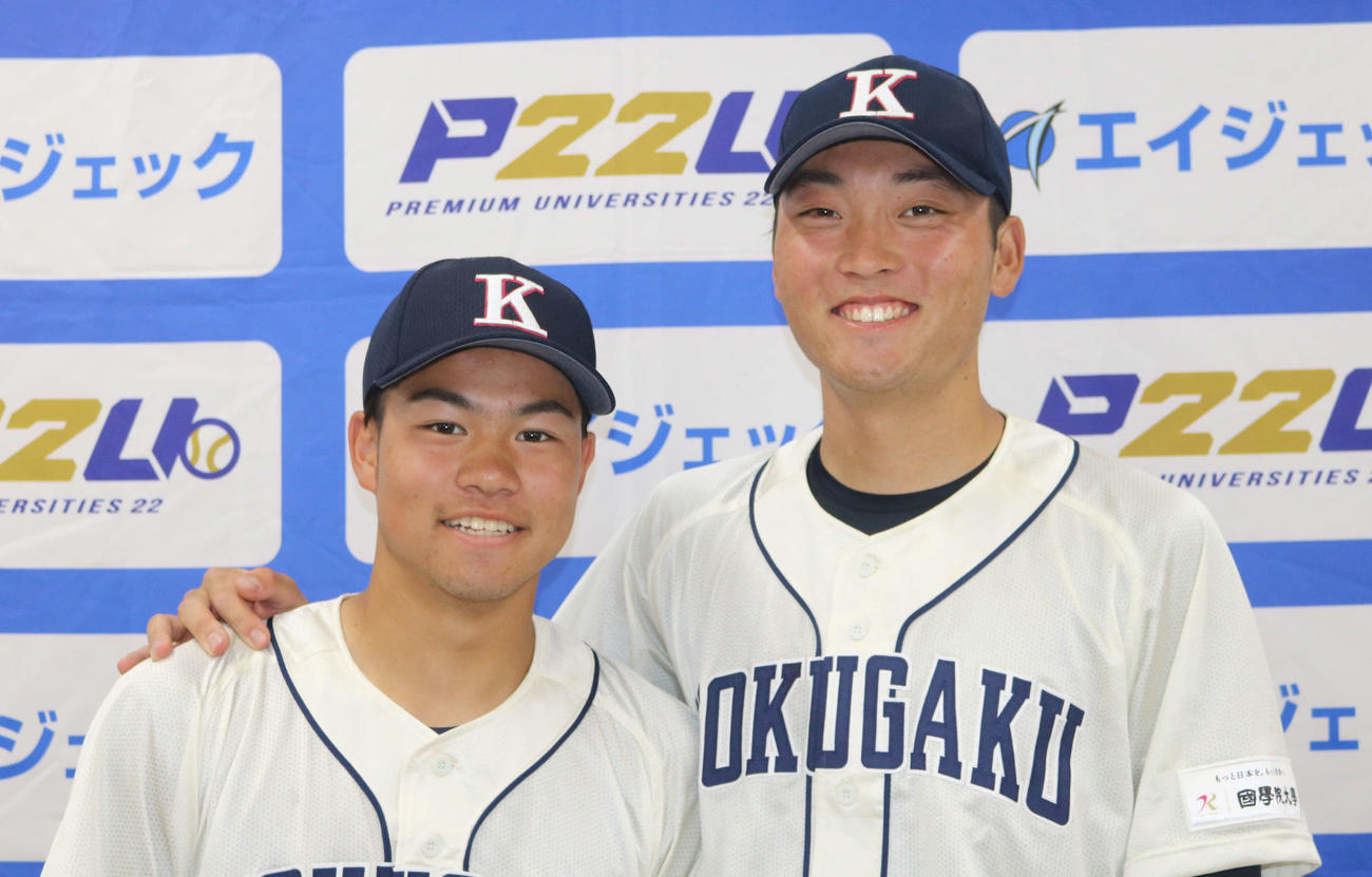 国学院大対亜大　勝利に貢献し、笑顔で写真に納まる国学院大・緒方（左）と柳館（撮影・深田雄智）