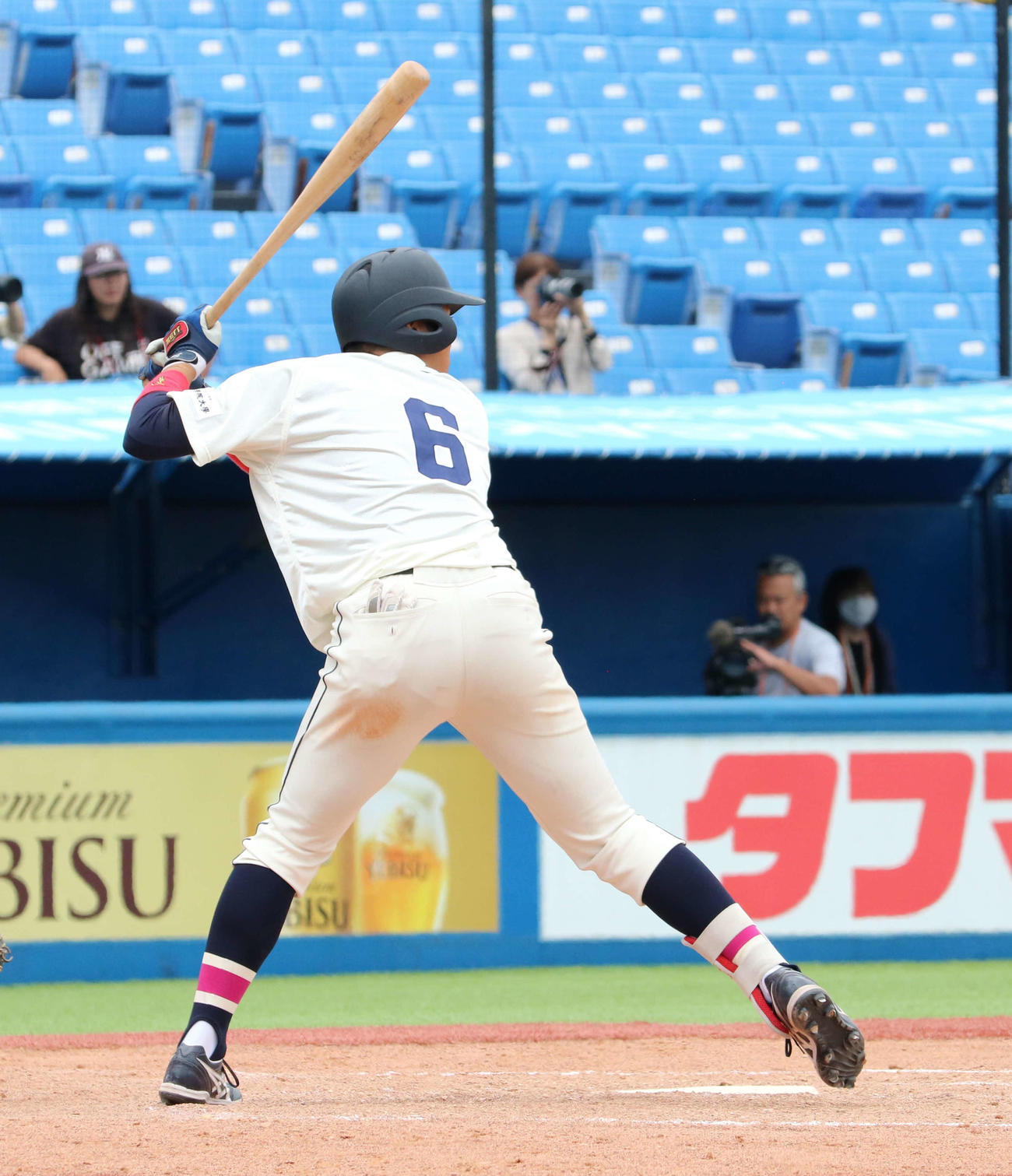 国学院大亜大　8回表国学院大無死、勝ち越しの右越えソロ本塁打を放つ柳館（撮影・深田雄智）
