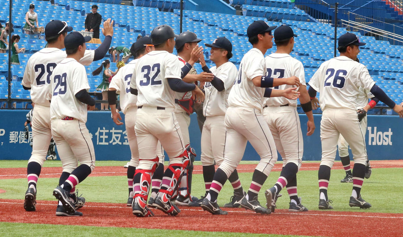 国学院大対亜大　勝ち点を奪い歓喜する国学院大ナイン（撮影・深田雄智）