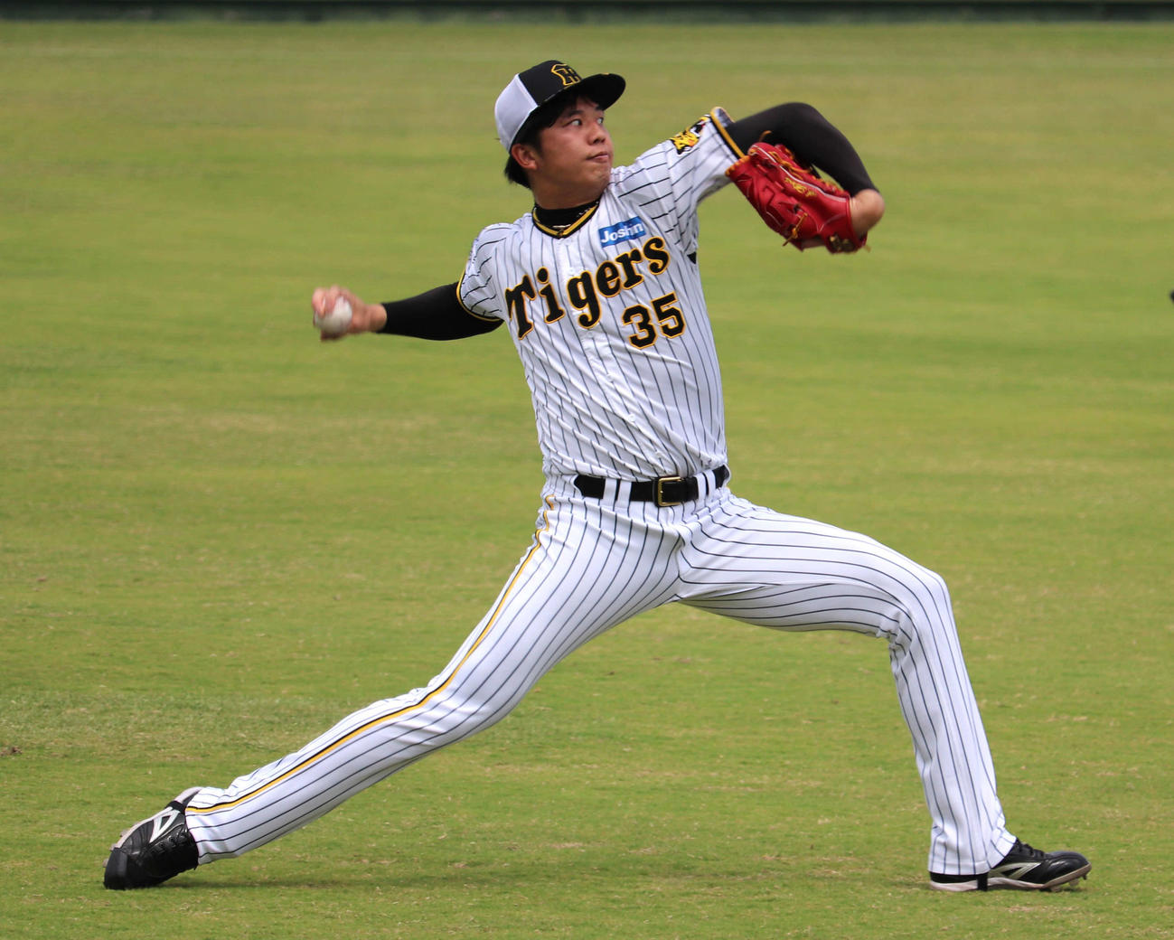 残留練習でキャッチボールを行った阪神・才木