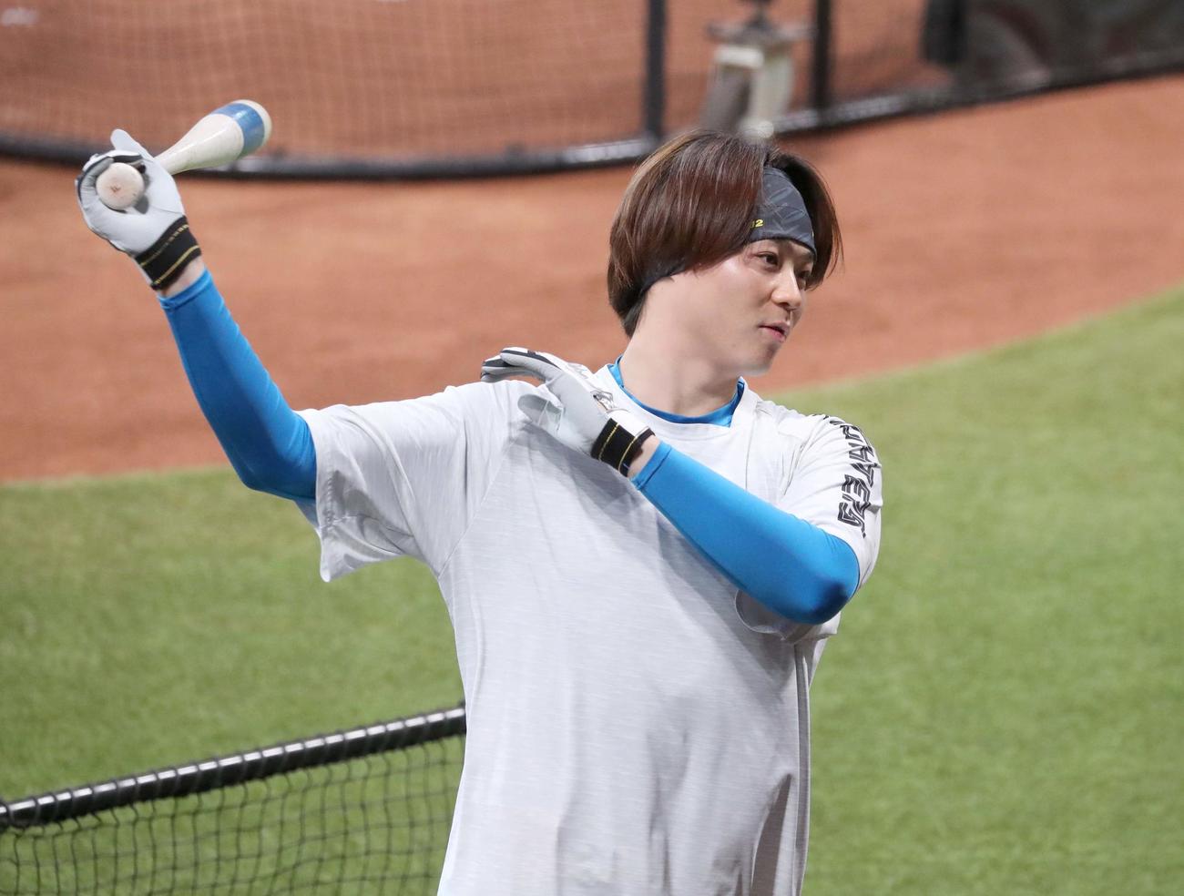 日本ハム対オリックス　試合前練習でティー打撃する山崎（撮影・黒川智章）