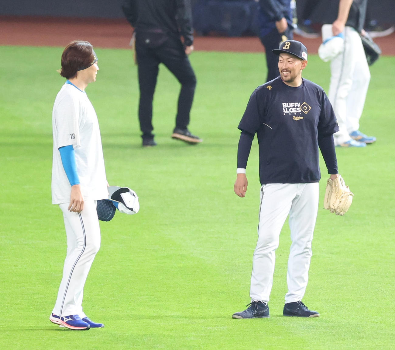 日本ハム対オリックス　試合前、会話する日本ハム山崎（左）とオリックス平野（撮影・佐藤翔太）